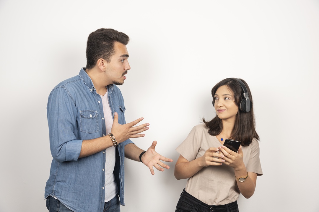 Pessoa argumentando contra terapia